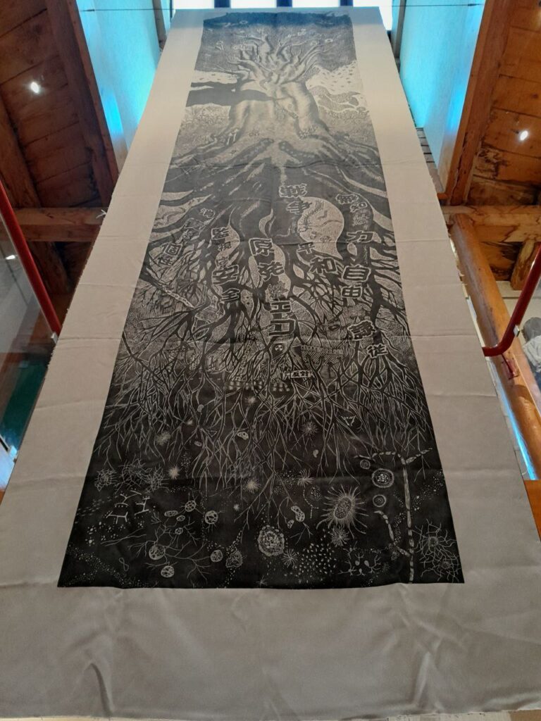 Impression monumentale dans le puit de lumière de la galerie